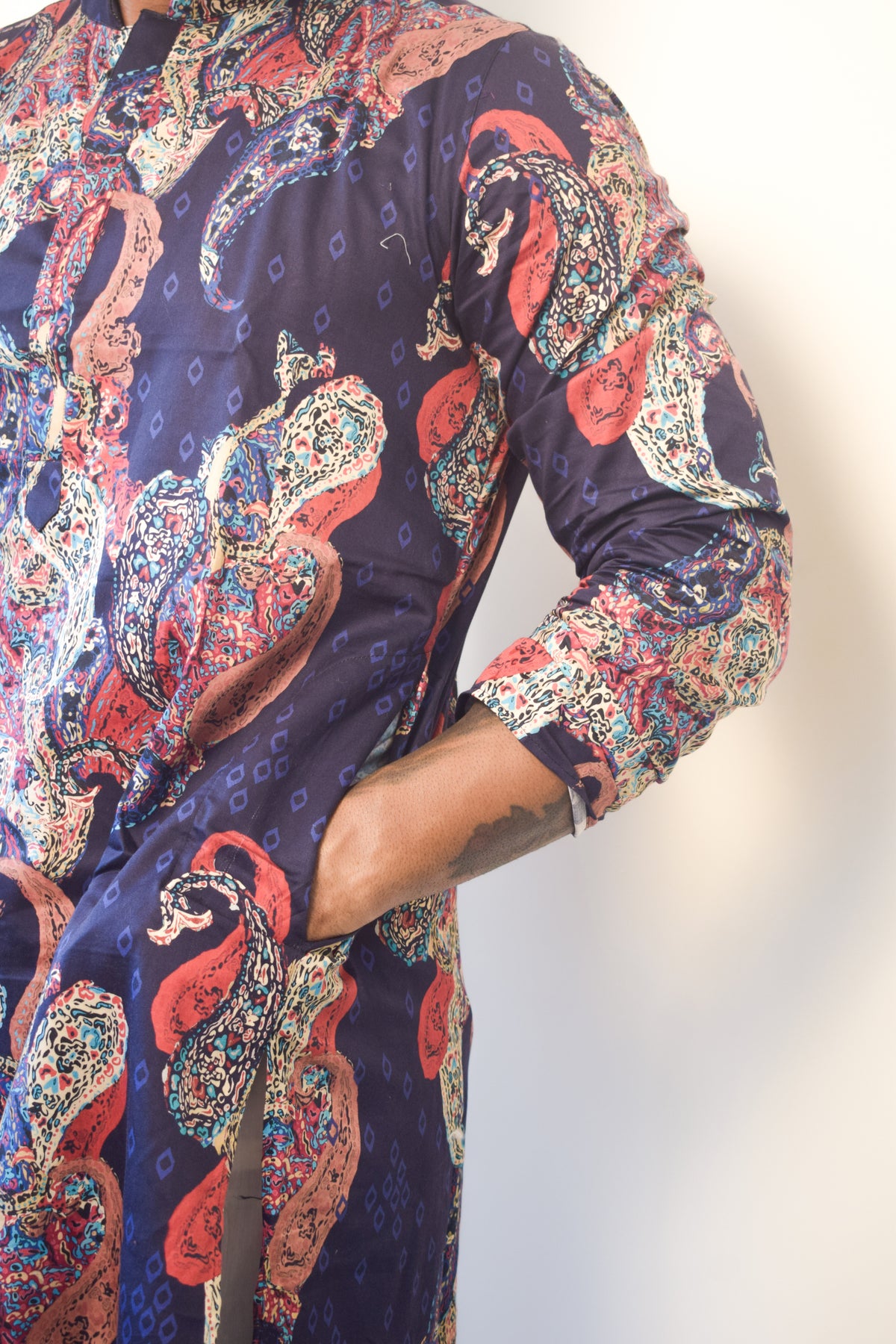 Elegan Traditional Men's Kurta Featuring a Rich Vibrant Blue Base Adorned with Intricate Multicolor Paisley Prints